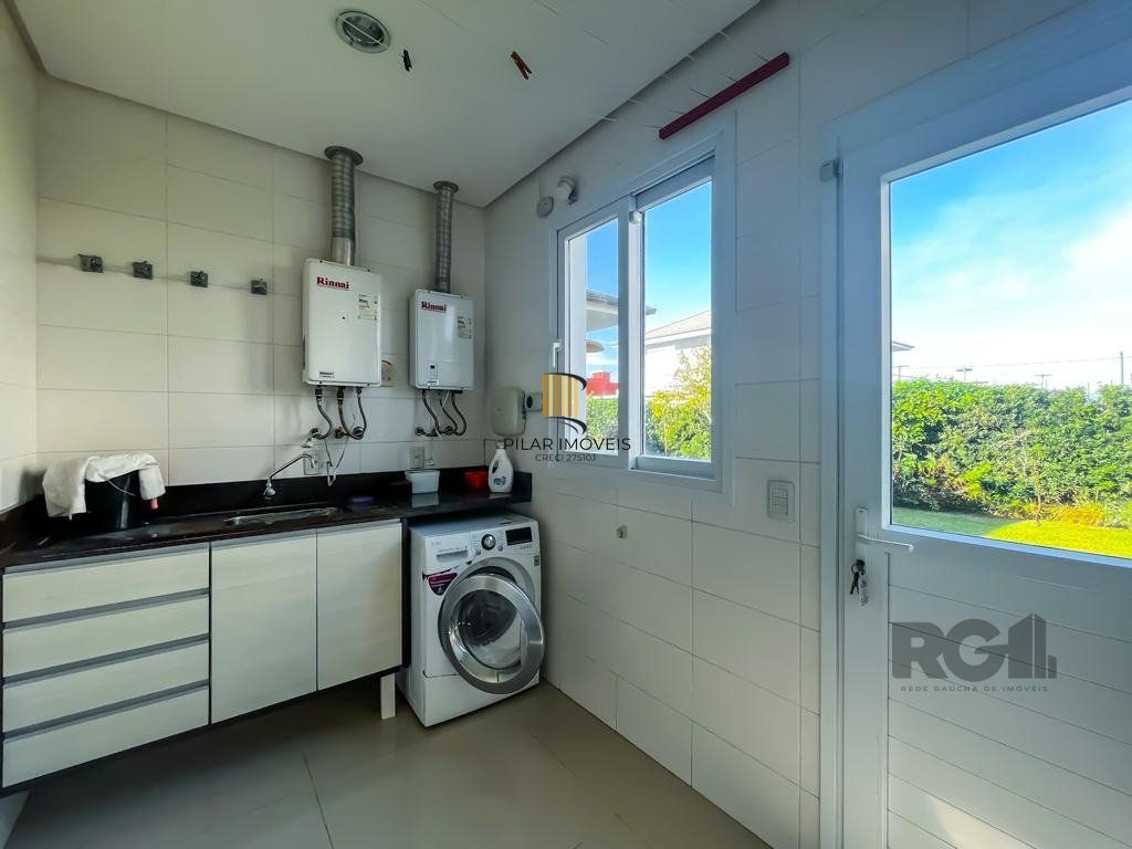 casa Alto Padrão com 239m² privativos, mobiliada e totalmente iluminada.
