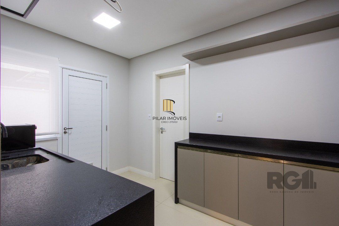 casa com  3 suítes no piso superior, mais 1 suíte no primeiro pavimento.