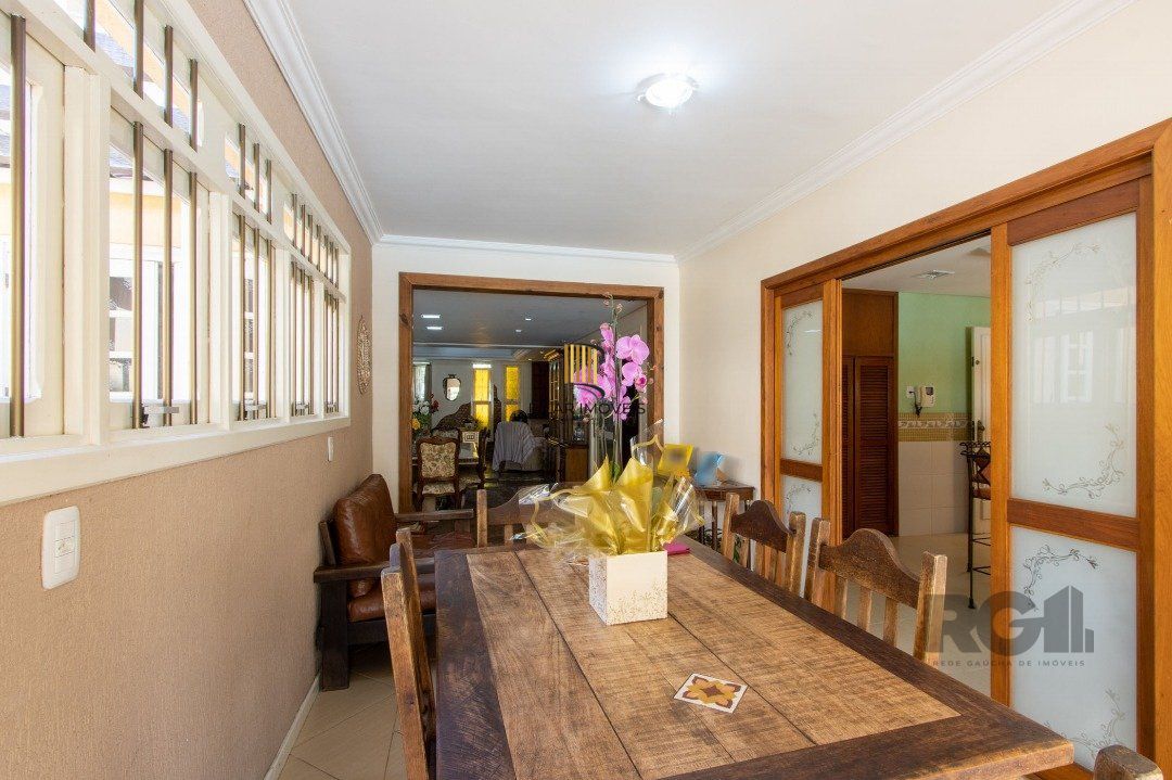 Casa com 452m² de área construída, 02 suítes, banheira de hidro, closet, 02 banheiros sociais, 03 living com 02 ambientes, 02 lareiras