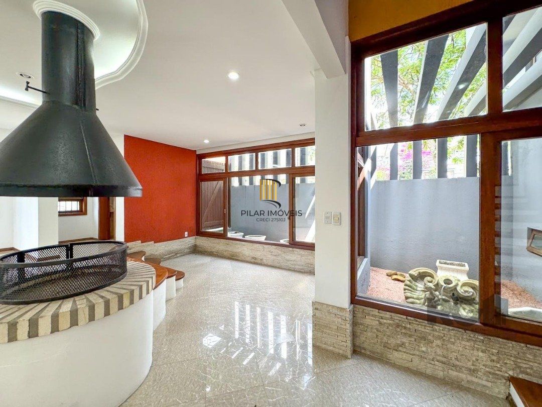 Com 4 suítes espaçosas, incluindo uma master com closet,