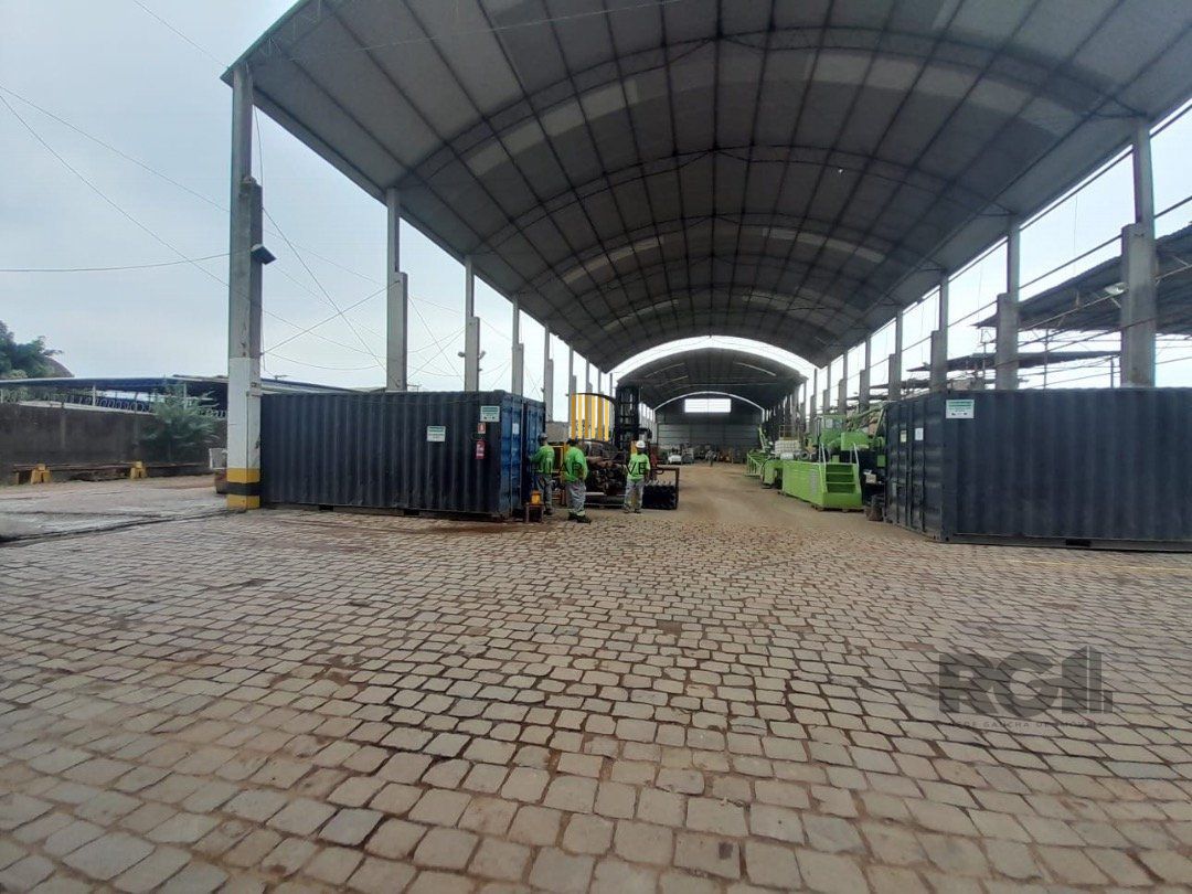 Prédio comercial com área total de 5.000 m² na rua Frederico Mentz, bairro Navegantes.
