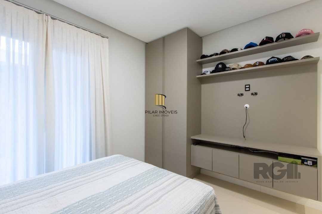 casa com  3 suítes no piso superior, mais 1 suíte no primeiro pavimento.