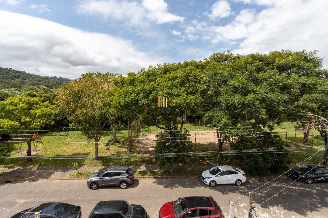 Sobrado com dois andares e área de terraço,