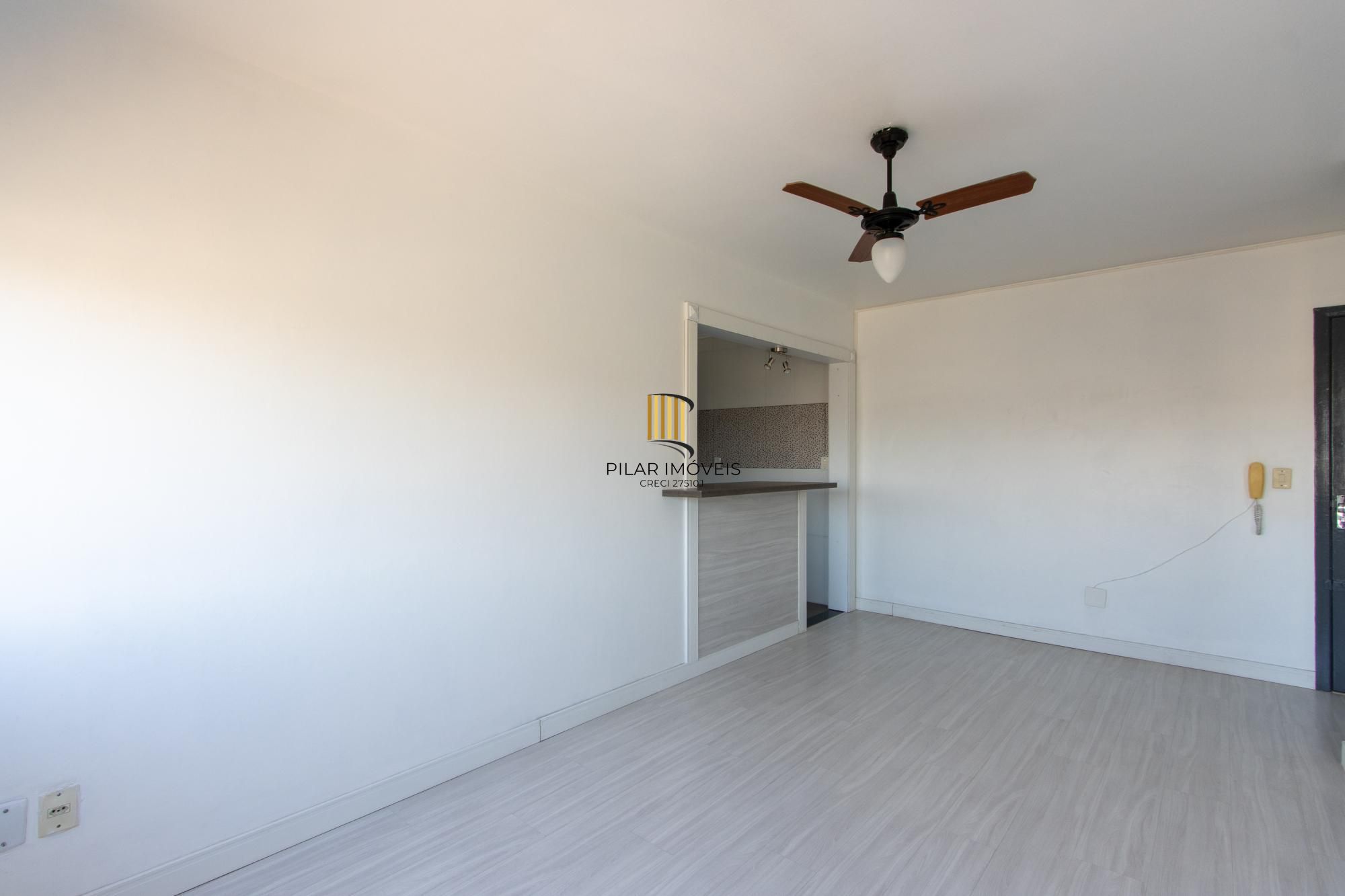 Apartamento semimobiliado à venda no bairro Cristal, 2 dormitórios, 2 banheiros, 1 vaga coberta e vista livre para o Guaíba
