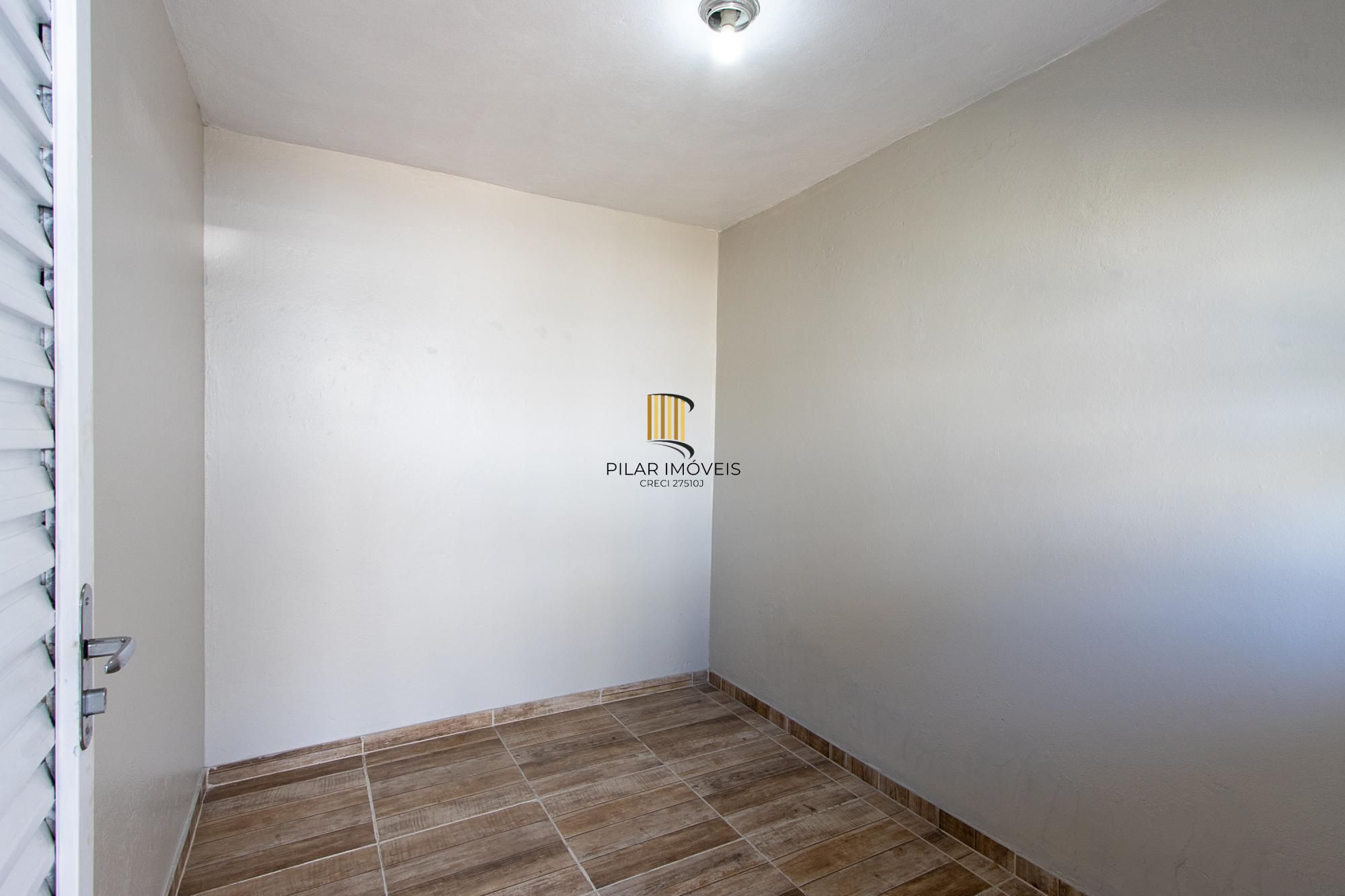 Casa de alvenaria, com 3 quartos, 1 suíte e 3 vagas de garagem.