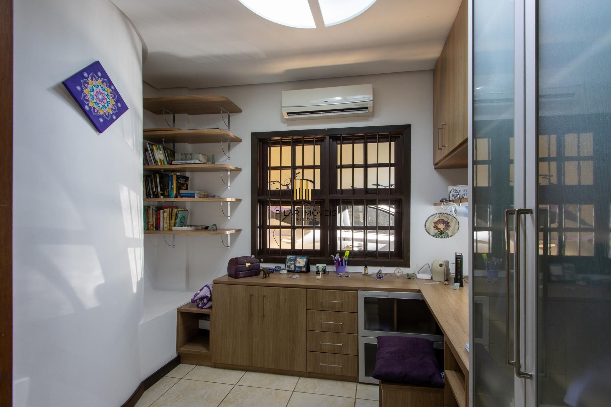 Casa com 3 quartos e 357m² à venda em Tristeza, Porto Alegre.