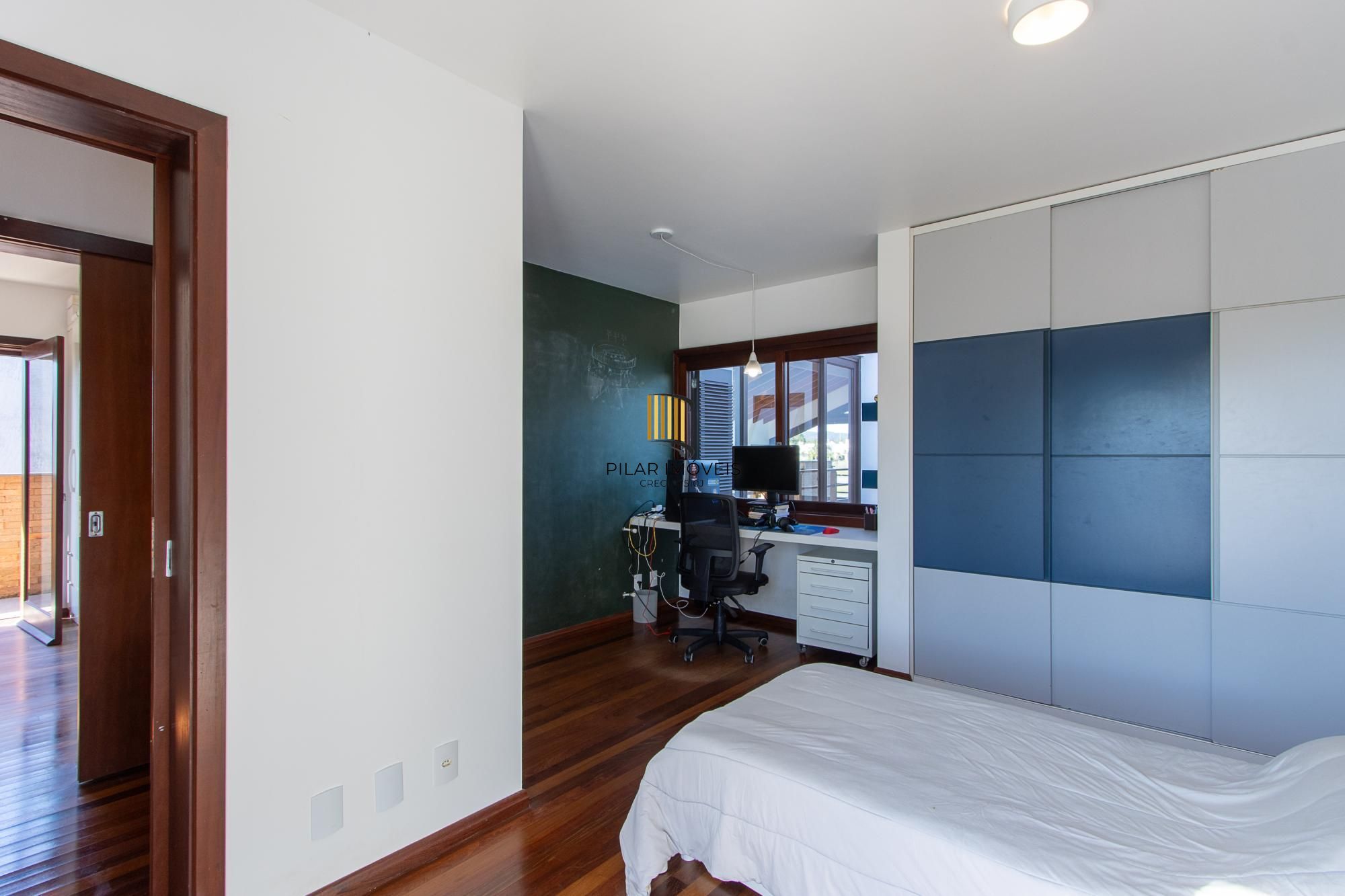 Casa no Condominio Terra Ville.  3 suites, com fundo para o lago.