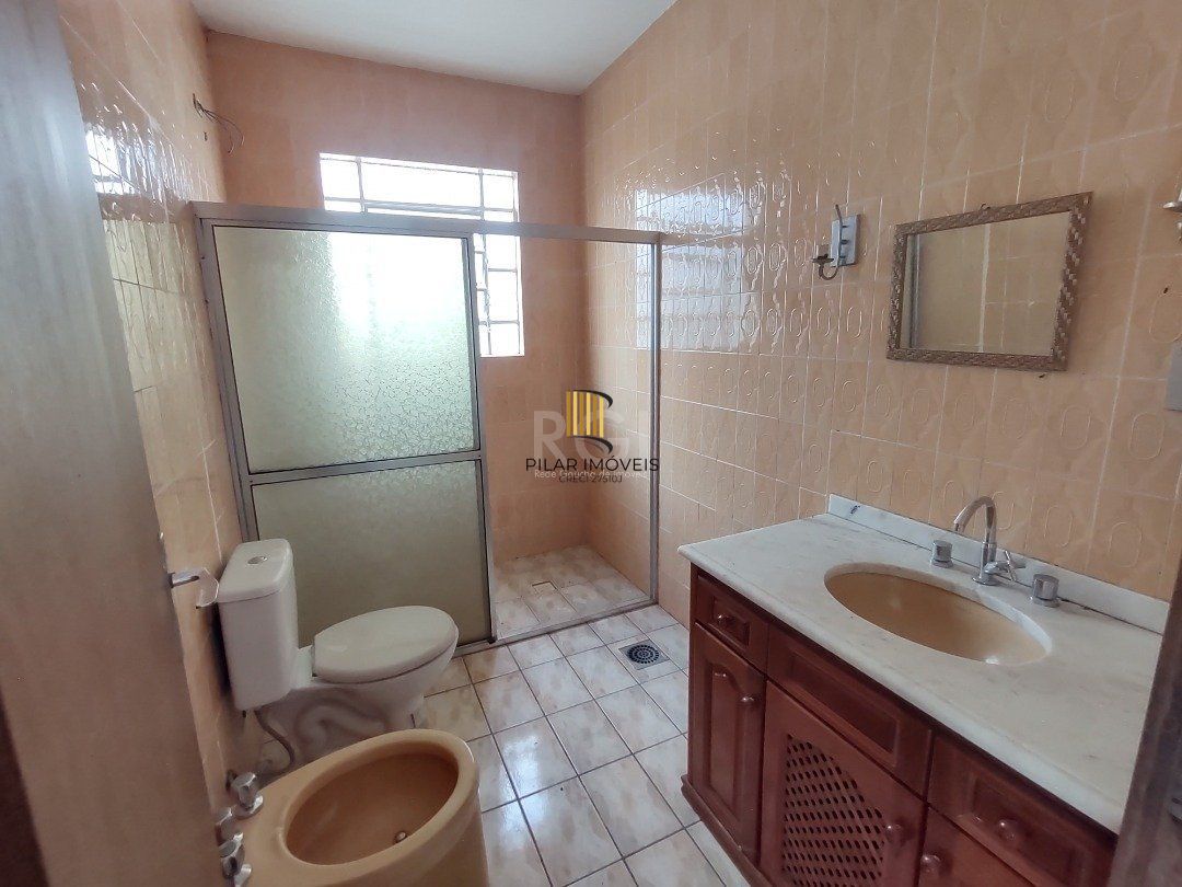 Casa à venda com 3 quartos, 1 vaga e pátio - Bairro Medianeira