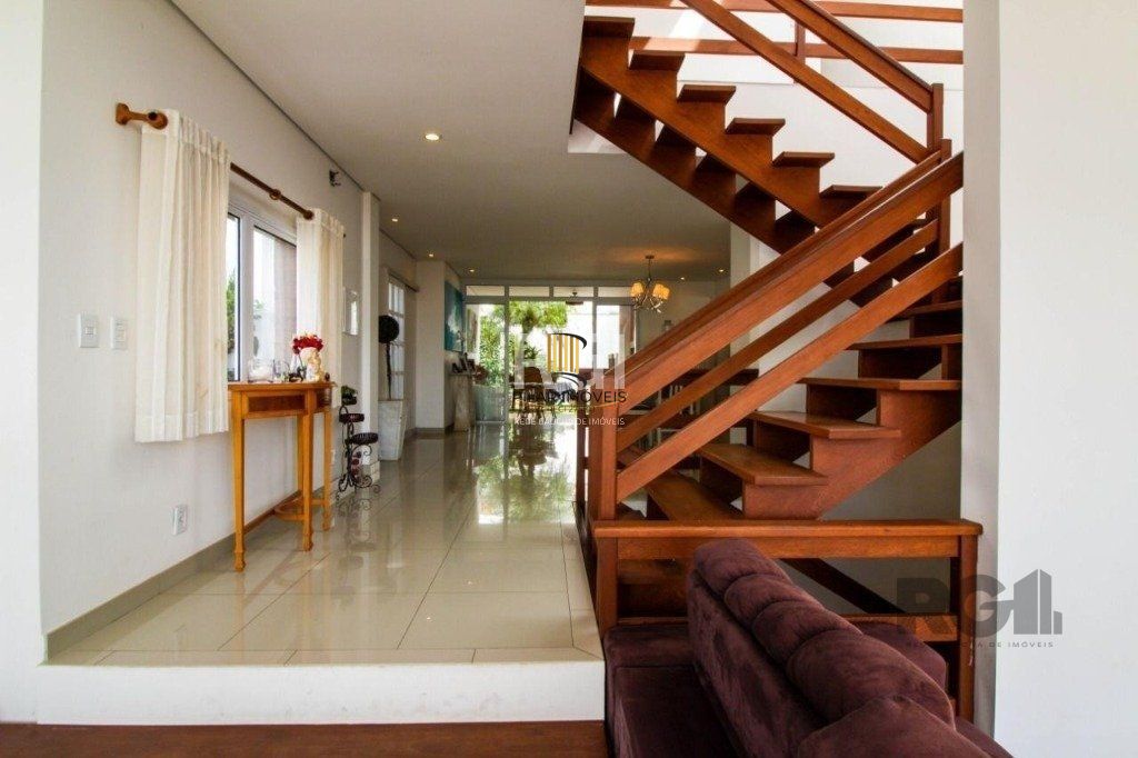 Casa para Venda - 300m², 3 dormitórios, sendo 1 suites, 4 vagas - Teresópolis