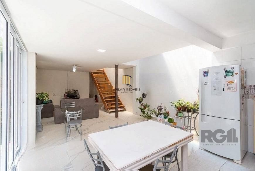 Casa 3 dormitórios no bairro Azenha