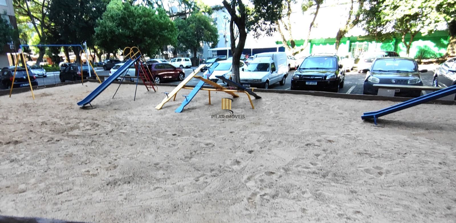 Apartamento de 1 dormitório, living, cozinha planejada, banheiro social.