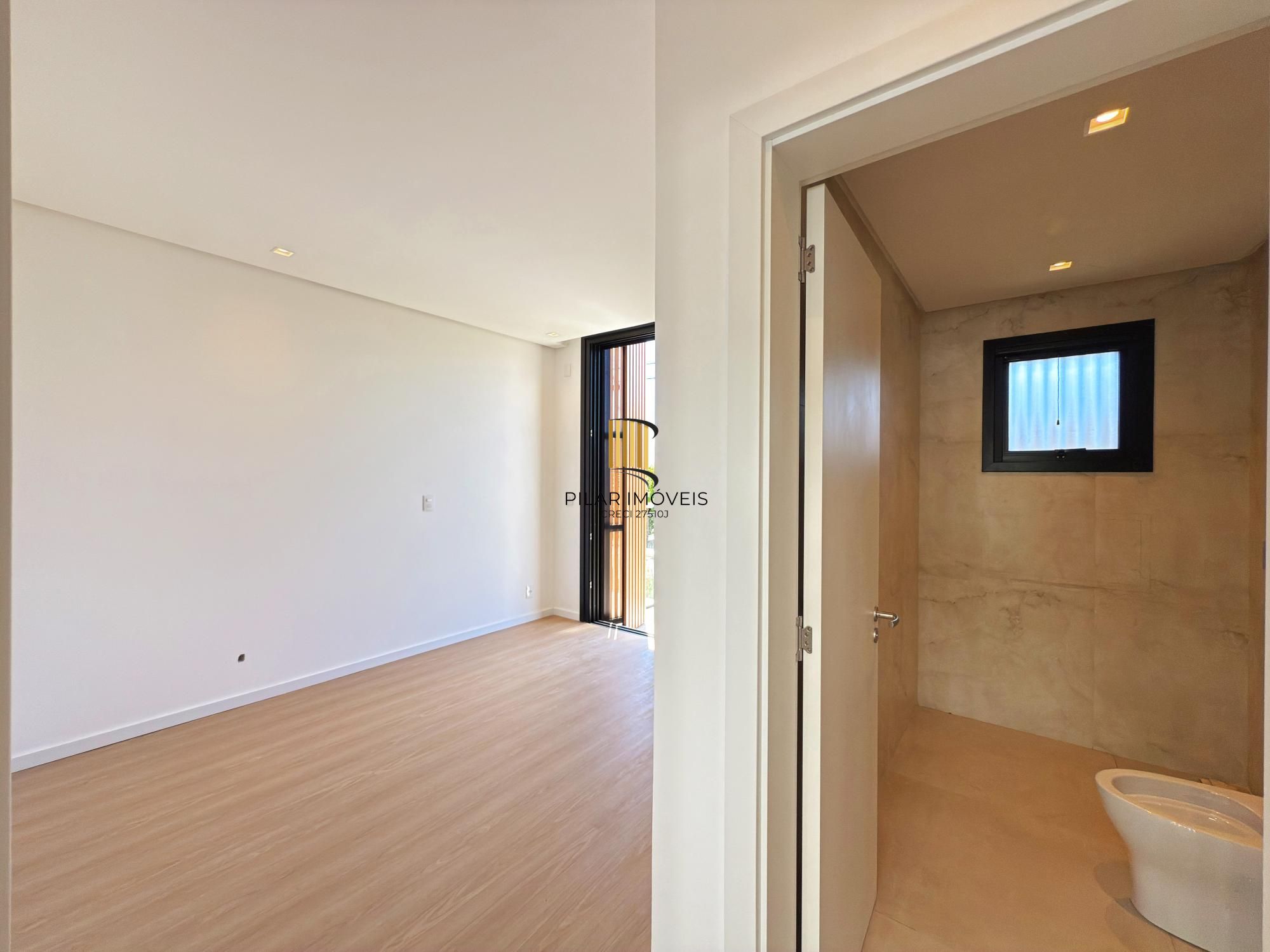 A casa conta com 434m2 de área construída, mas com um aproveitamento total dos 1.012m2 do lote