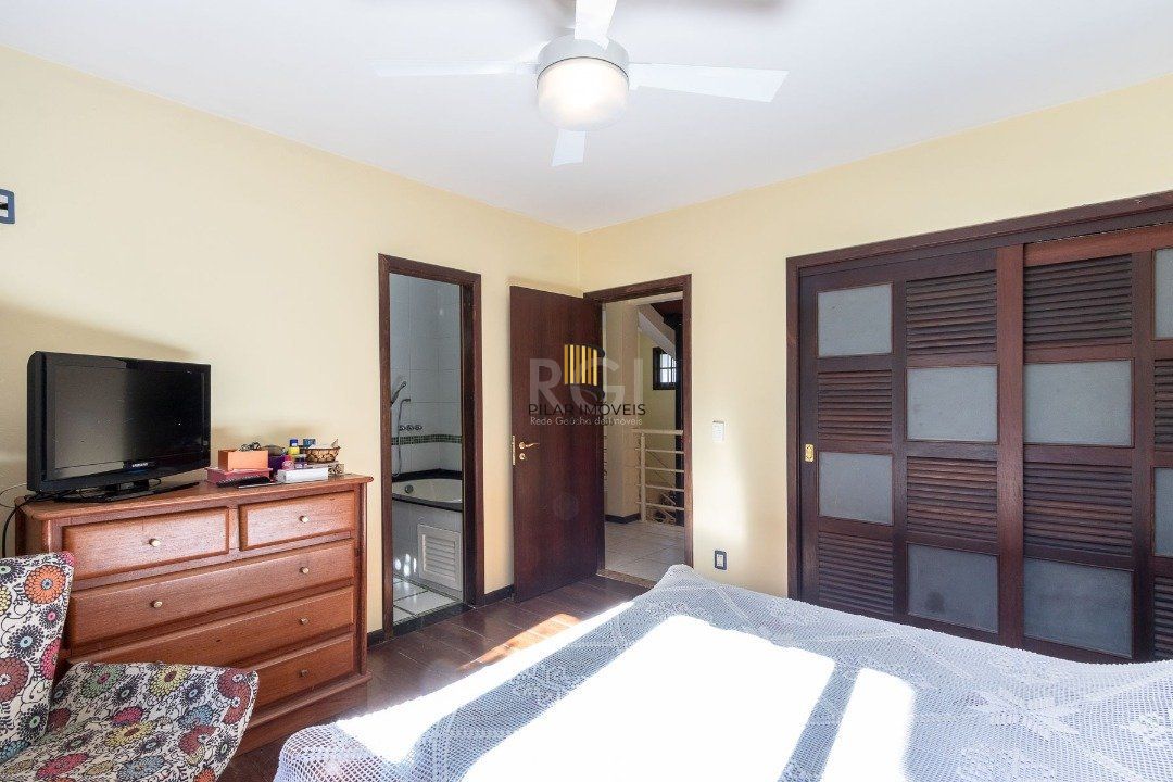 Casa para Venda - 308.25m², 3 dormitórios, sendo 1 suites, 5 vagas - Cristal