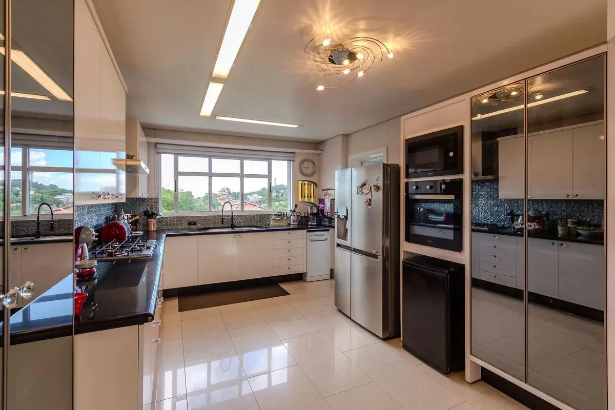 Apartamento com 3 dormitórios, 2 vagas e 231.61m² - Bairro Menino Deus