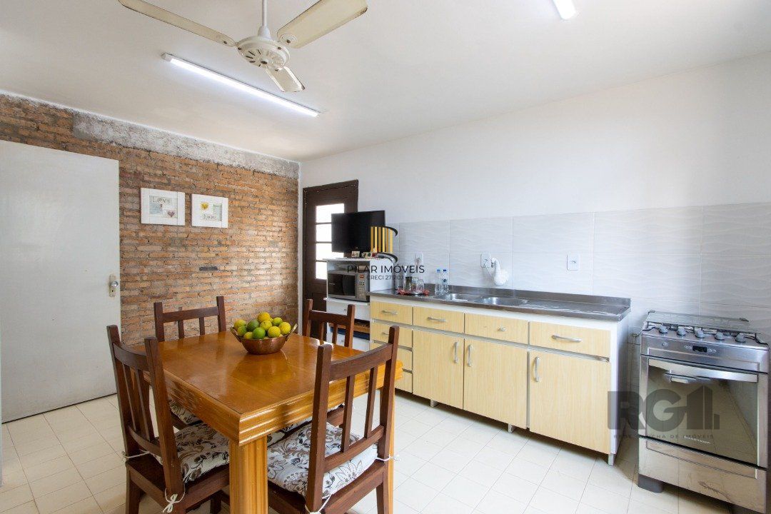 Casa 7 dormitórios no bairro Camaquã