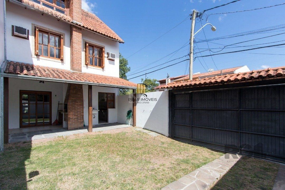 Casa 3 dormitórios no bairro Serraria
