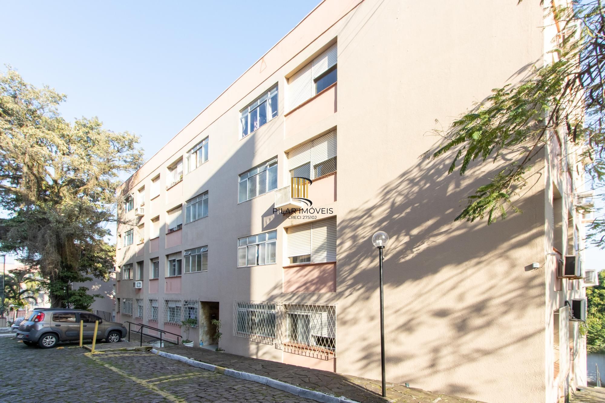 Apartamento semimobiliado à venda no bairro Cristal, 2 dormitórios, 2 banheiros, 1 vaga coberta e vista livre para o Guaíba