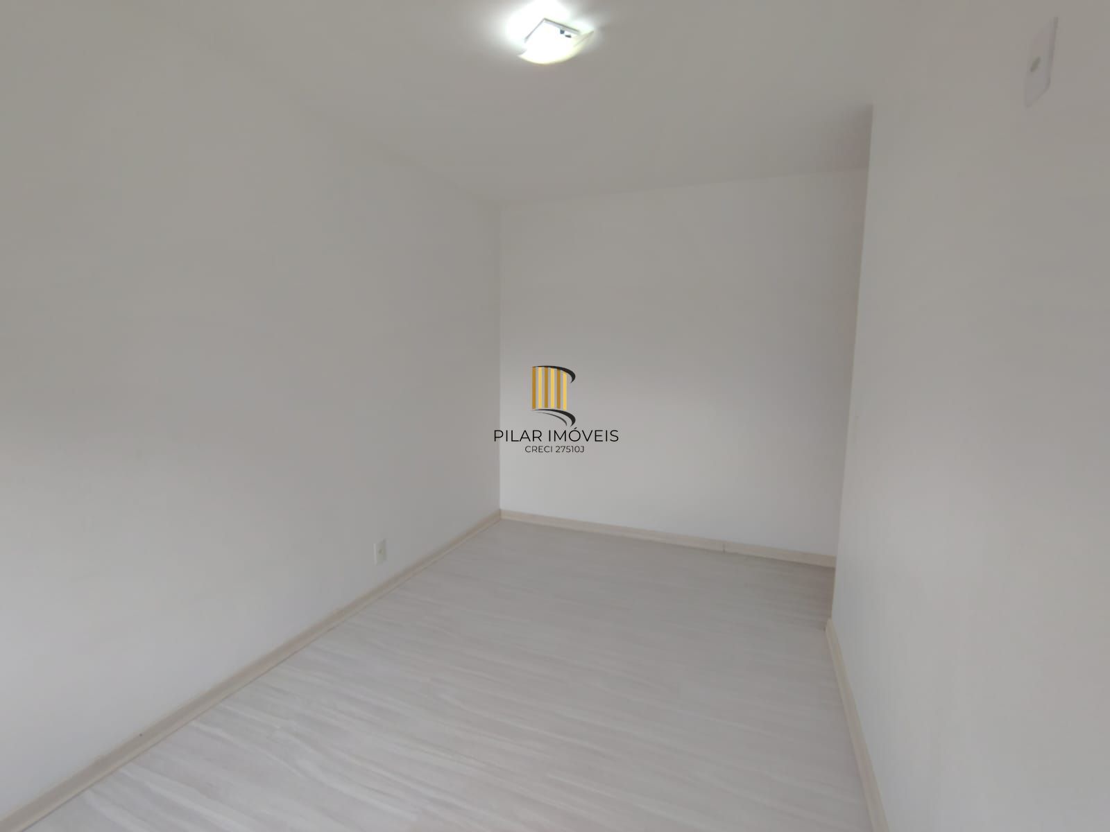 Apartamento de 2 dormitórios, living, cozinha planejada, área de serviço, banheiro social e 1 vaga de garagem escriturada.