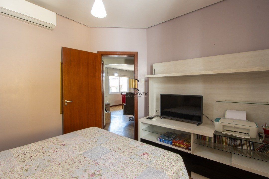 Sobrado à venda no Bairro Medianeira, reformado, 3 quartos, lareira, churrasqueira, 3 vagas