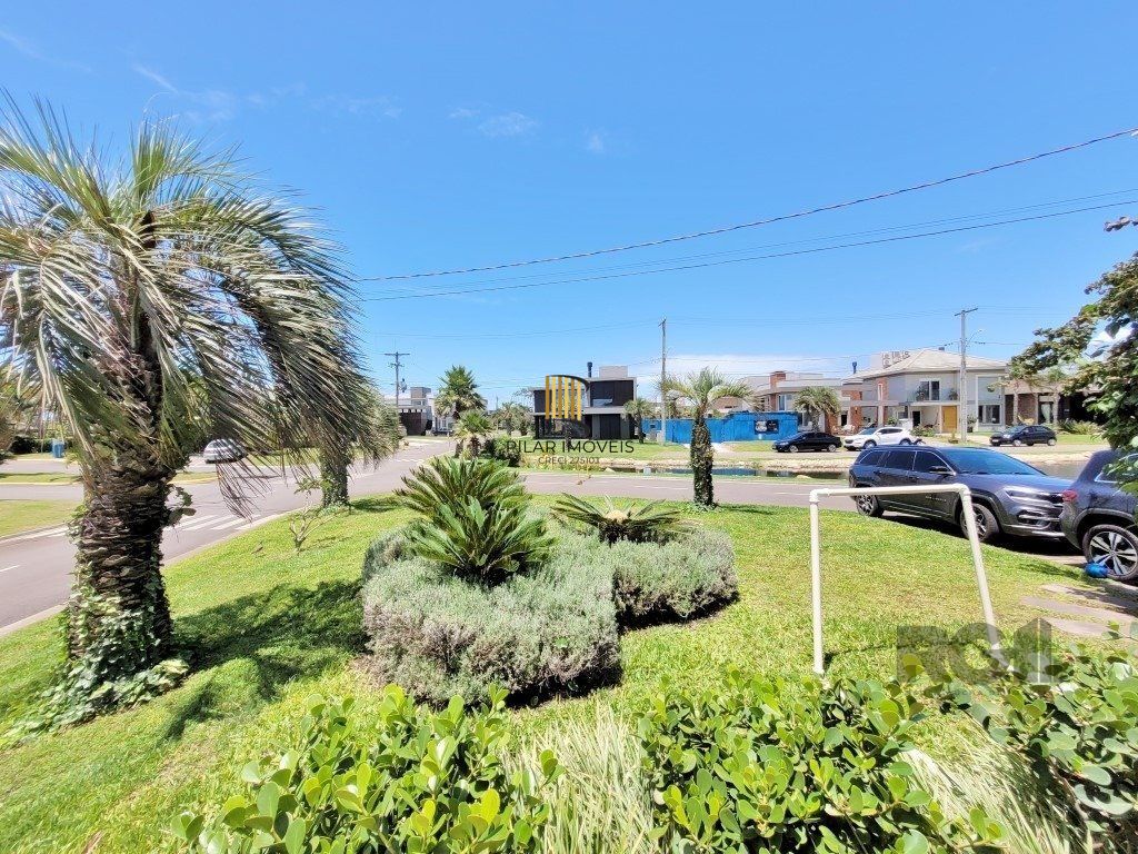 Excelente Sobrado de esquina,  com vista para o lago,  próximo ao clube social, no Condomínio Acqualina Beach,  localizado na praia de Maristela , em Xangri-La,.  Possui 4 dormitórios, sendo 3 suítes,