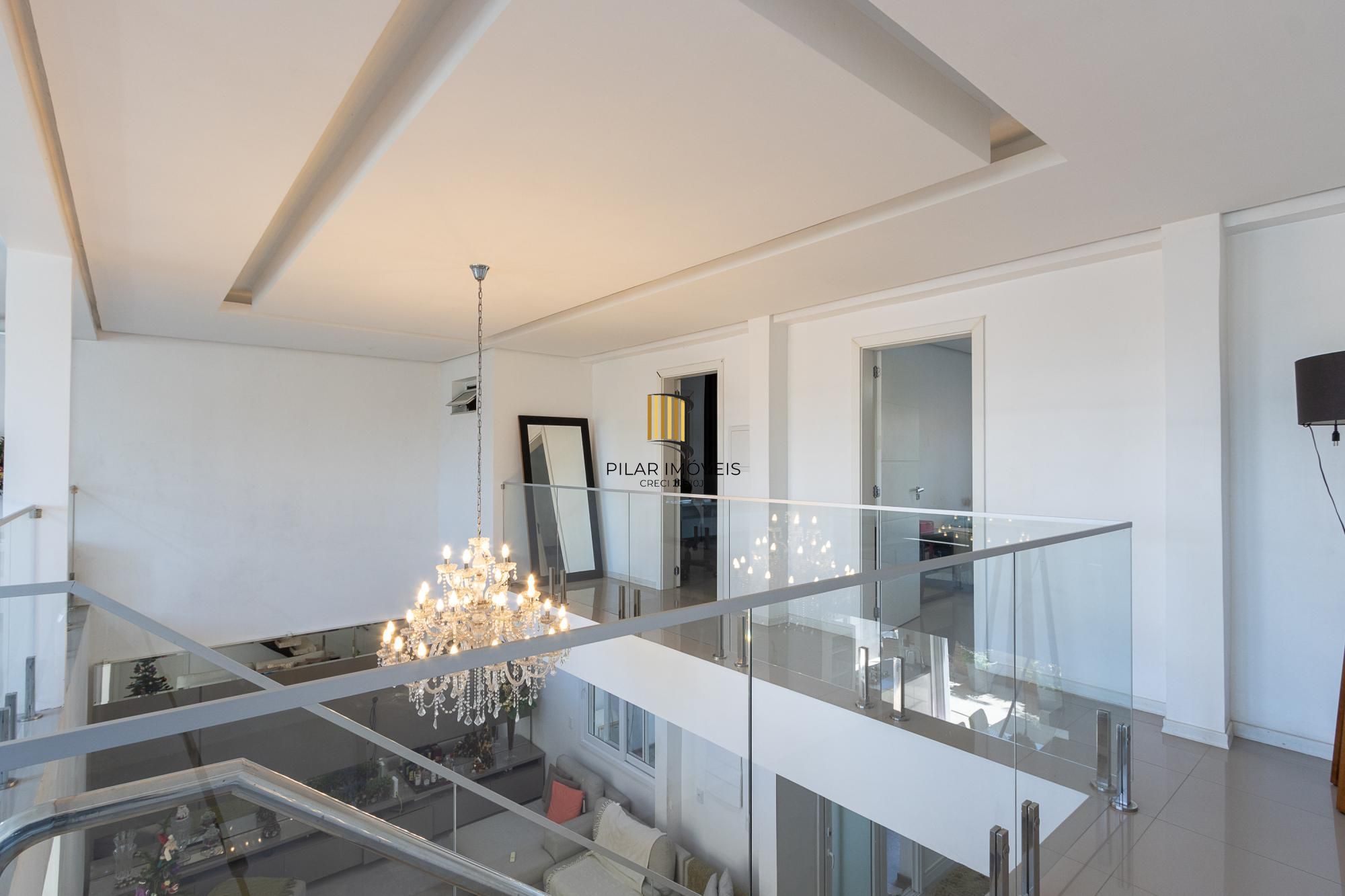 Excelente casa de 3 dormitórios, 3 suítes e 2 vagas no bairro Cavalhada.