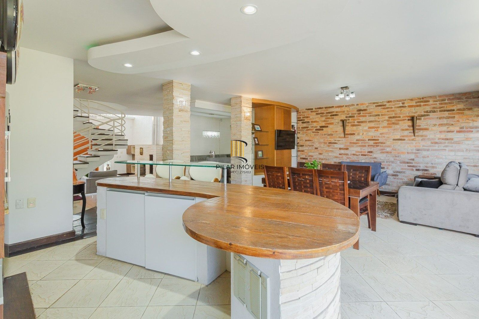 Casa Imponente com 5 Dormitórios (3 Suítes) no Bairro Chácara das Pedras