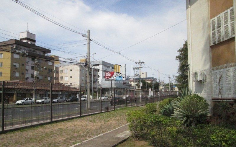Apartamento de 2 dormitórios, living, cozinha, área de serviço e banheiro social.