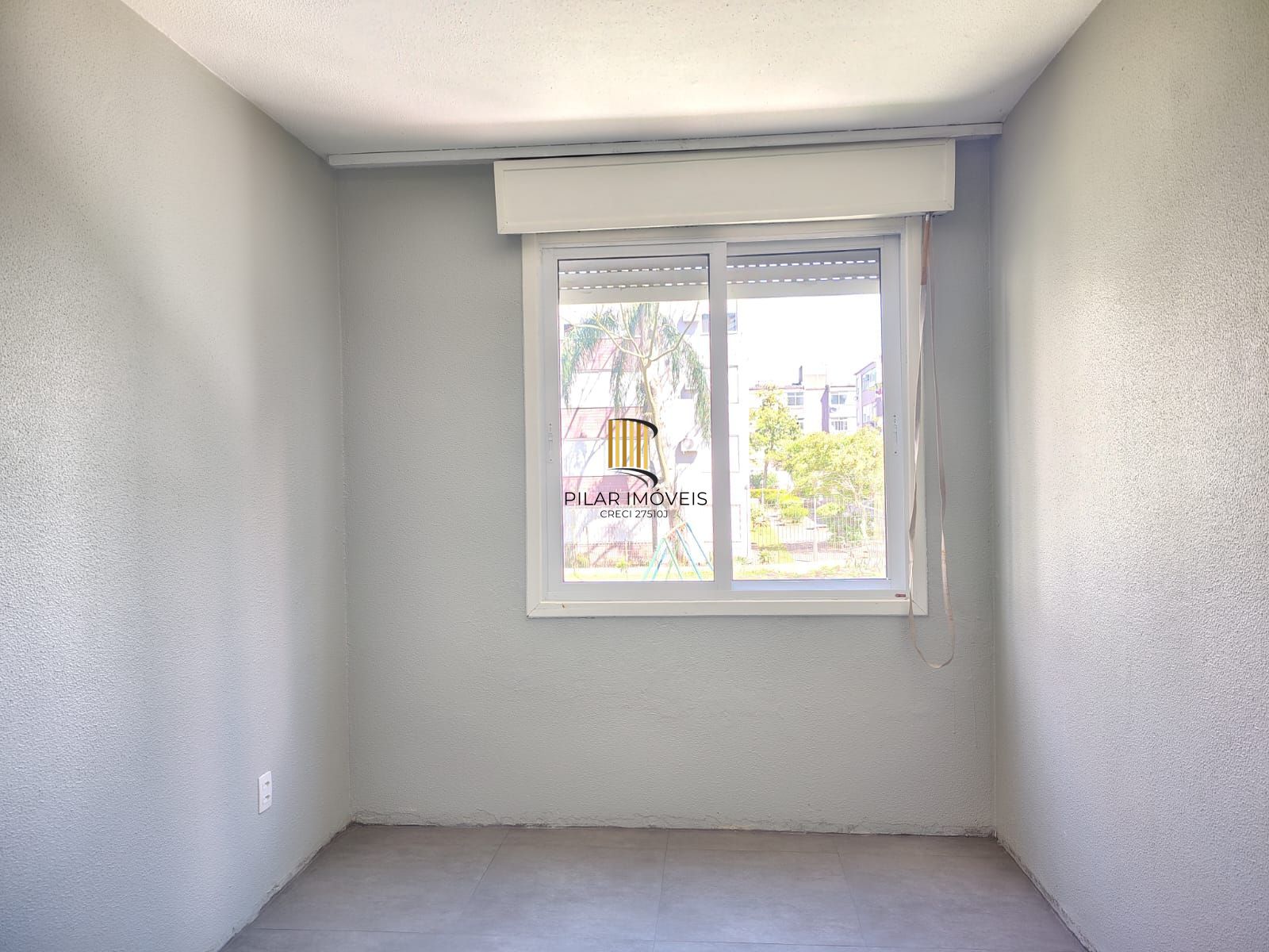 Apartamento de 2 dormitórios, living, cozinha, área de serviço e banheiro social.