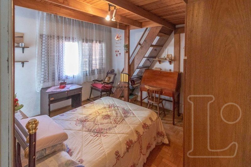 Sobrado para Venda - 241m², 4 dormitórios, sendo 1 suites, 1 vaga - Camaquã