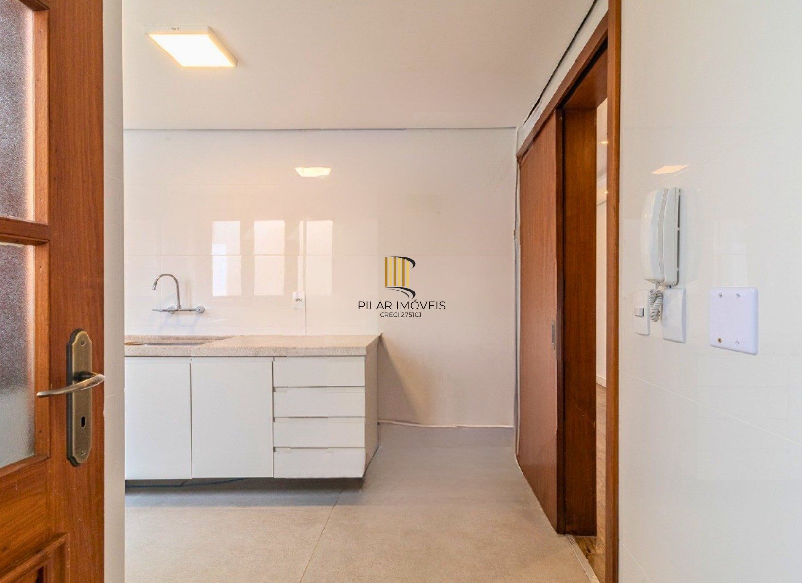 Apartamento com 114.02m², 3 dorm, Petrópolis com lareira e churrasqueira