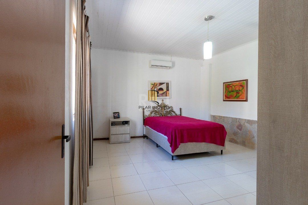 Casa para Venda - 370m², 4 dormitórios, sendo 1 suites, 6 vagas - Lomba do Pinheiro