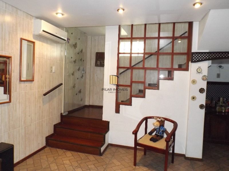 Casa para Venda - 250m², 3 dormitórios, sendo 3 suites, 7 vagas - Medianeira