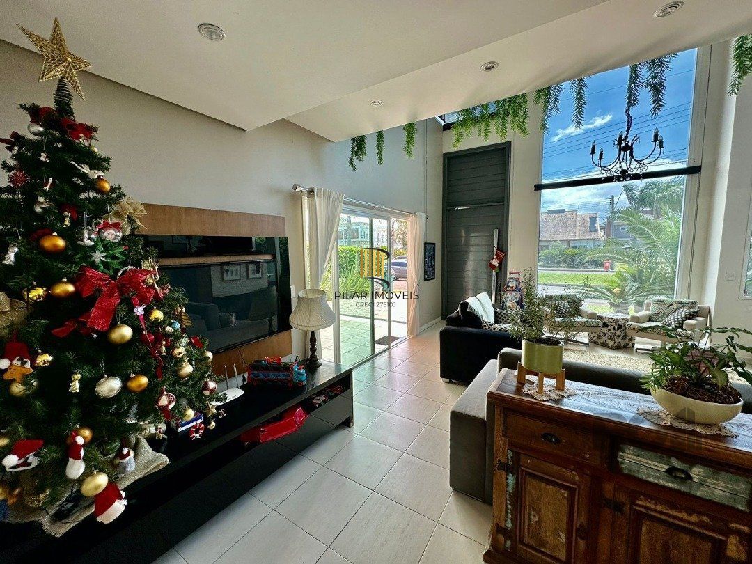 CASA EM CONDOMINIO COM TRES DORMITÓRIOS TRES SUITES