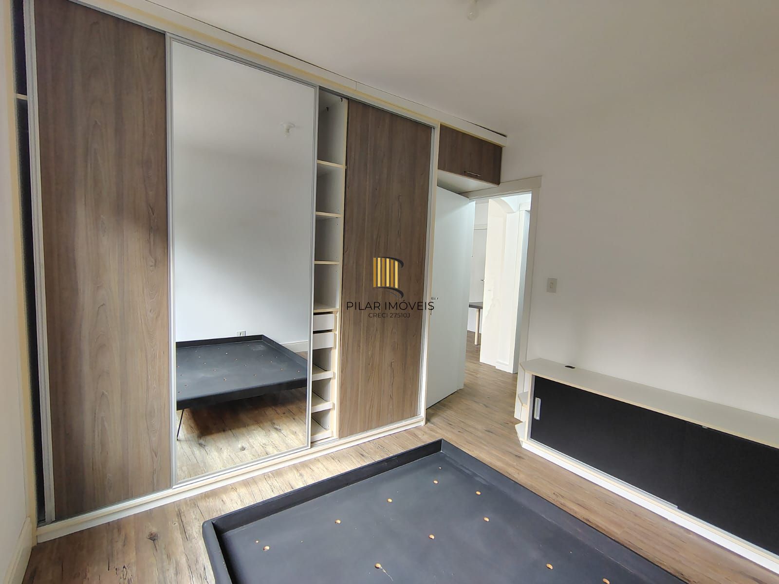 Apartamento de 1 dormitório, living, cozinha planejada, banheiro social.