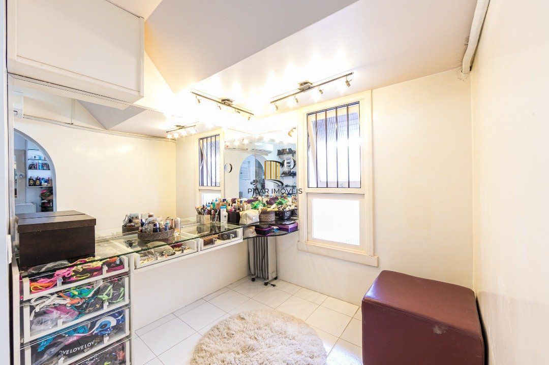 Casa para Venda - 370m², 5 dormitórios, sendo 2 suites, 7 vagas - Vila Assunção
