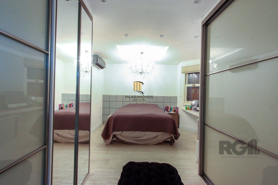 Casa com 327m² de área privativa, oferecendo 3 dormitórios, sendo 3 suítes