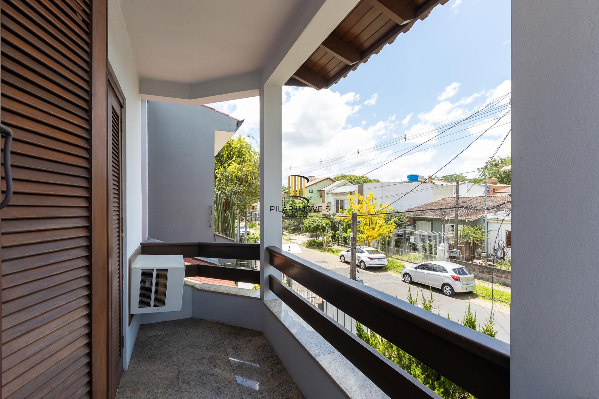 Sobrado, 3 quartos, 2 vagas, pátio com piscina - Bairro Nonoai