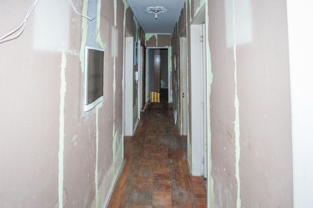 Casa para Venda - 200m², 3 dormitórios, 8 vagas - Cristal
