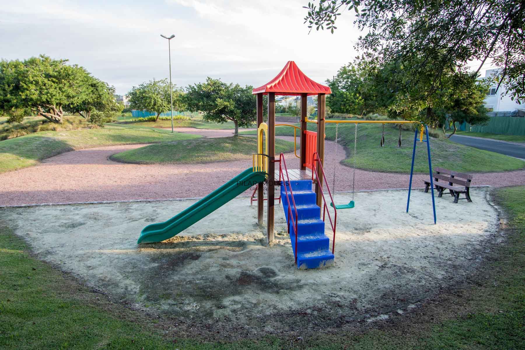 A casa conta com 434m2 de área construída, mas com um aproveitamento total dos 1.012m2 do lote