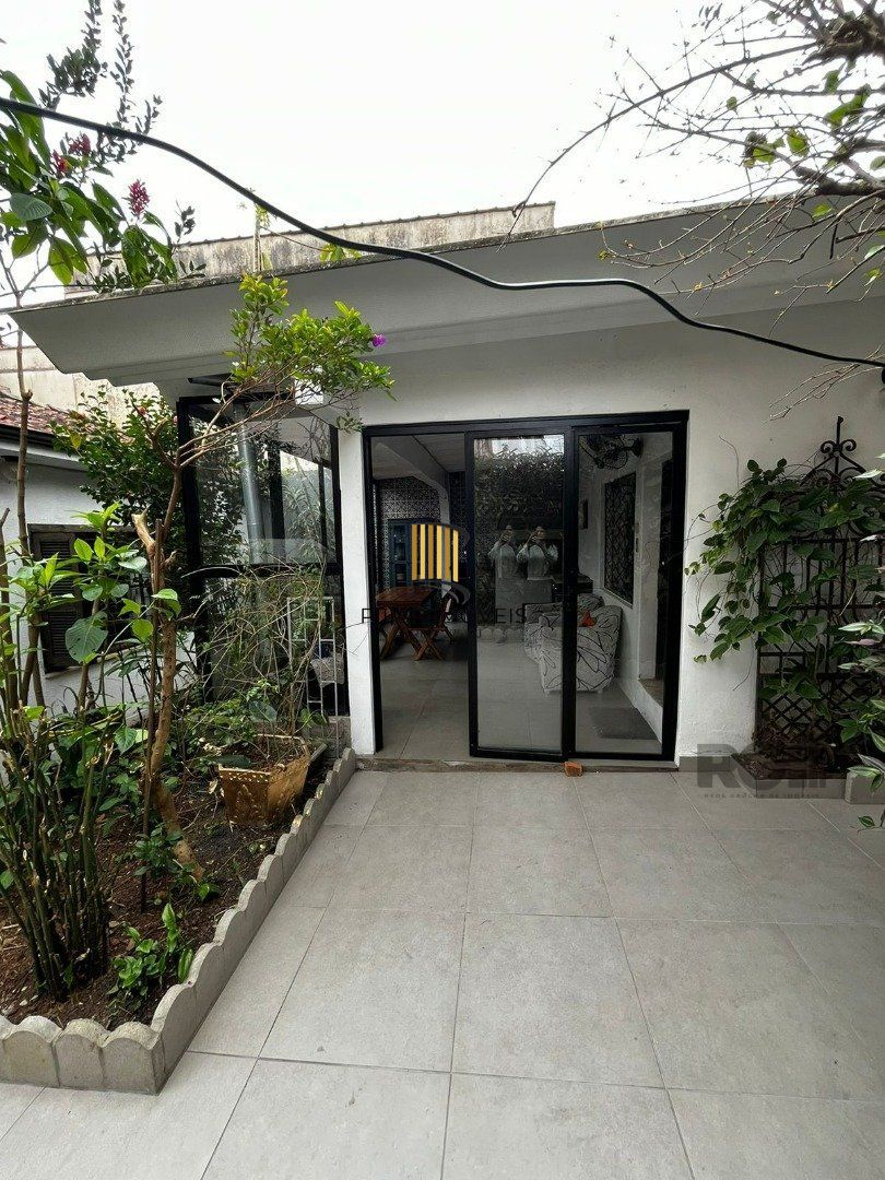 Casa 3 dormitórios no bairro Medianeira