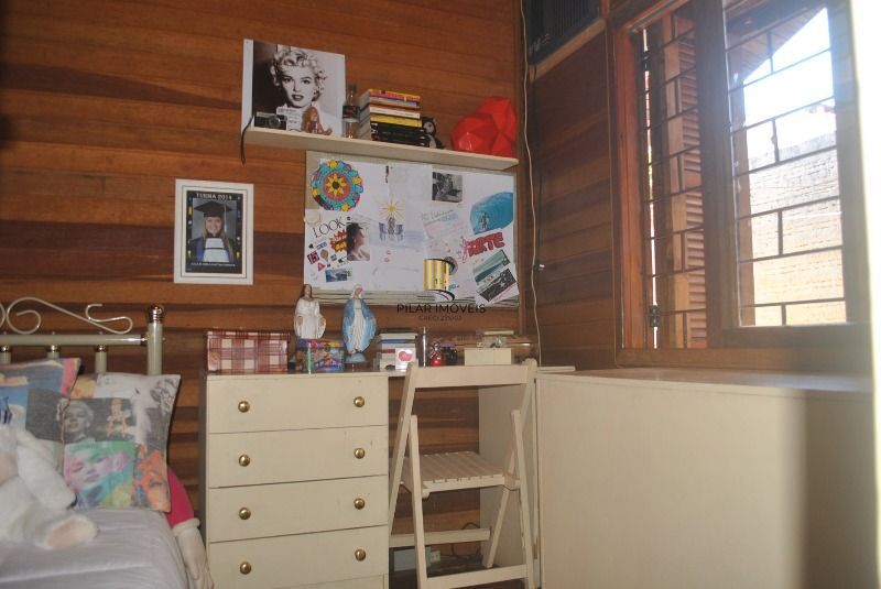 Casa para Venda - 250m², 3 dormitórios, 4 vagas - Serraria
