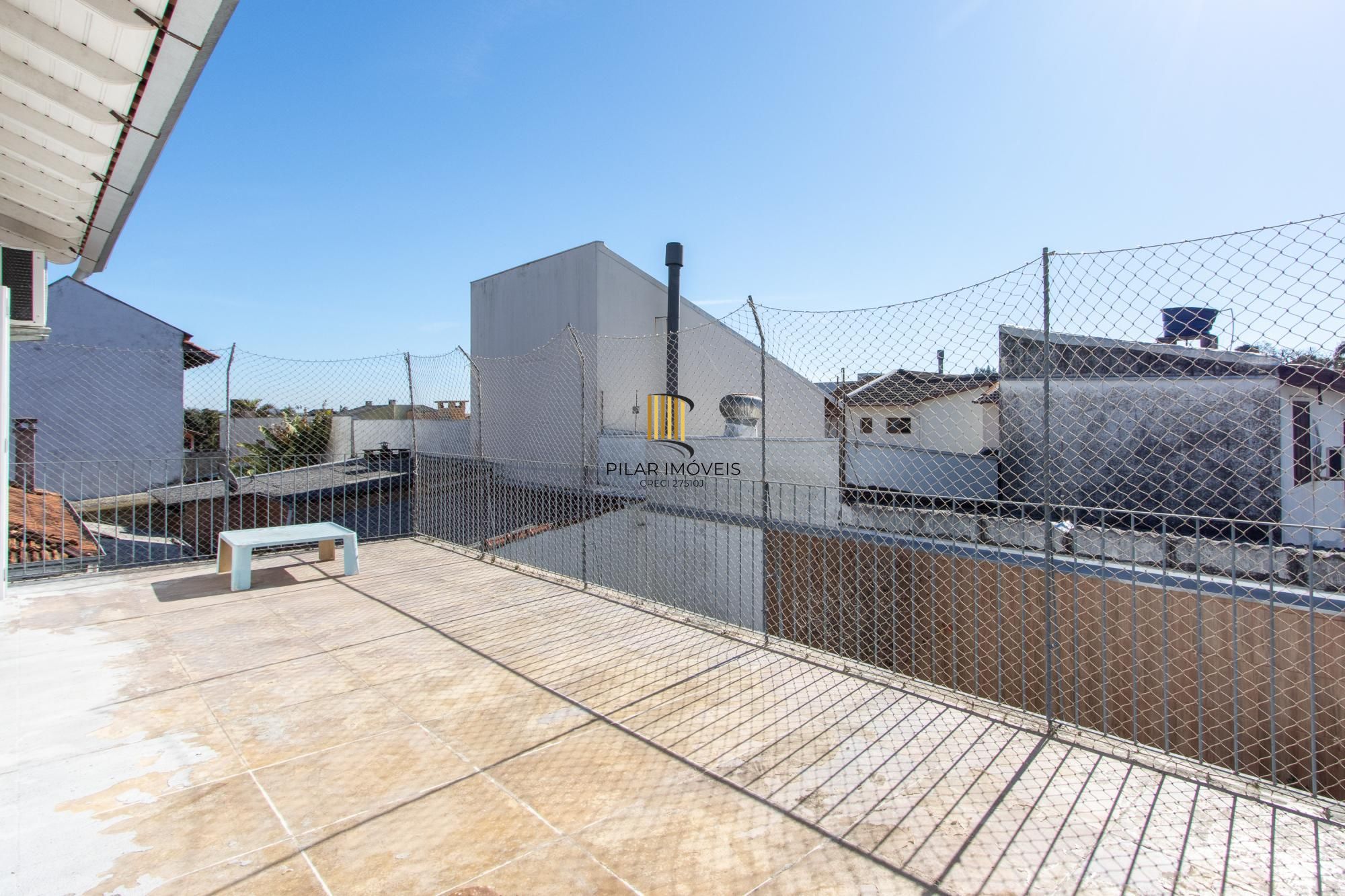 Casa 3 Dormitórios no Bairro Tristeza com 2 Vagas de Garagem