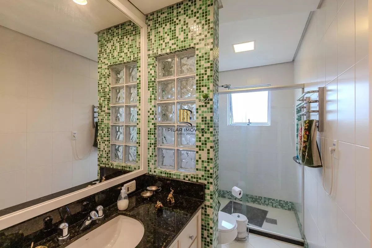 Apartamento com 3 dormitórios, 2 vagas e 231.61m² - Bairro Menino Deus