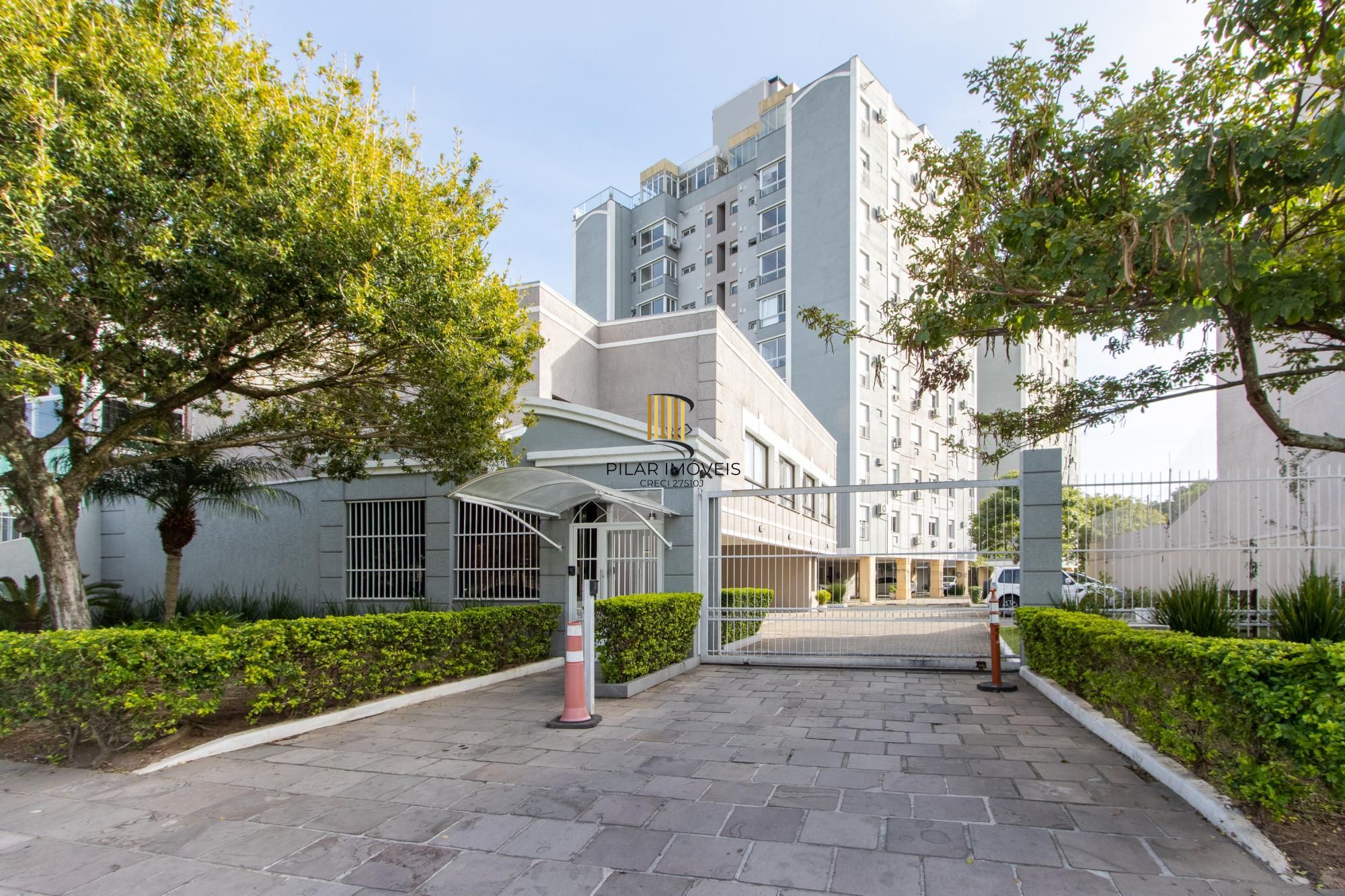 Cobertura de 3 dormitórios, 1 suíte e duas vagas de garagem no bairro Cristal.