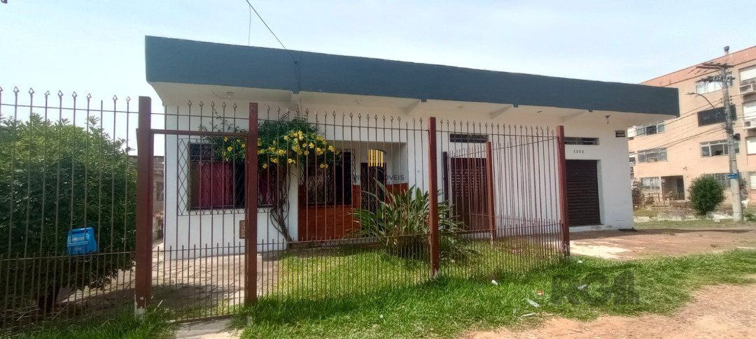 Casa de 3 dormitórios com piscina no Bairro Cristal.