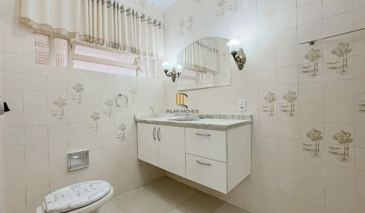 Casa de 3 dormitórios, 1 suíte e 3 vagas de garagem, bairro Ipanema.