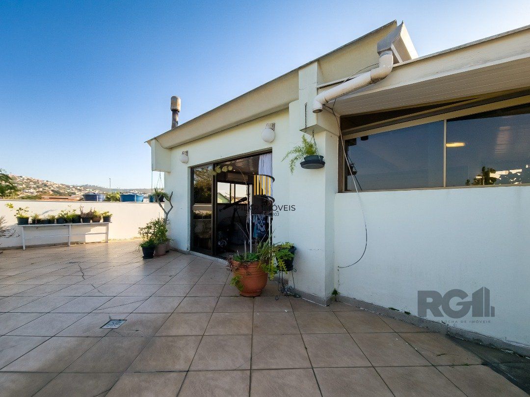 Cobertura, 2 quartos, 1 suite, dependência de empregada, 1 vaga de garagem, bairro Partenon