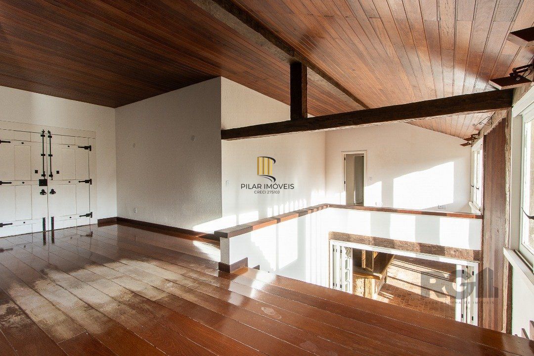 Casa Condomínio a Venda - 880m², 5 dormitórios, sendo 2 suítes, a master com lareira, 4 vagas - Cavalhada
