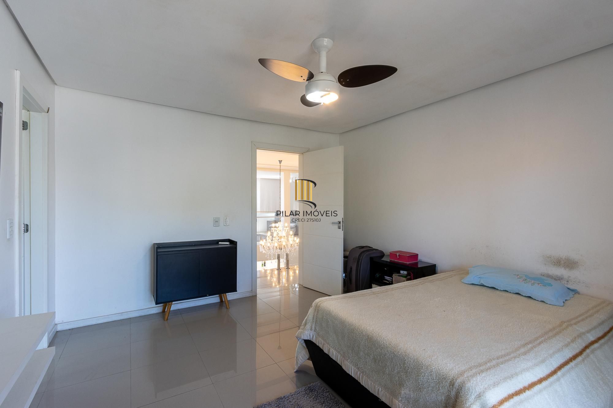 Excelente casa de 3 dormitórios, 3 suítes e 2 vagas no bairro Cavalhada.