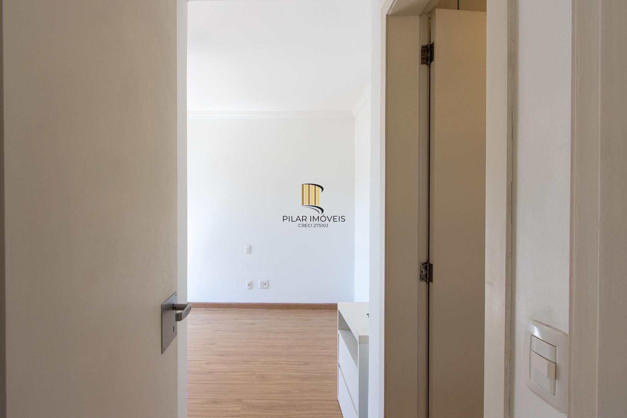 Cobertura de 3 dormitórios, 1 suíte e duas vagas de garagem no bairro Cristal.